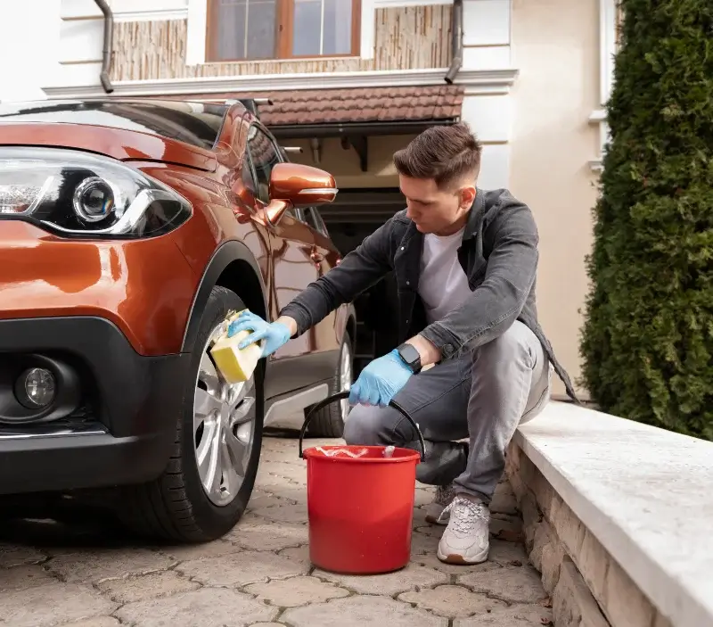 Lavage auto à domicile Monceaux-sur-Dordogne : professionnel intervenant sur un véhicule